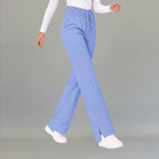Vista en movimiento de pantalón quirúrgico 502 mujer azul plumbago relaxed.