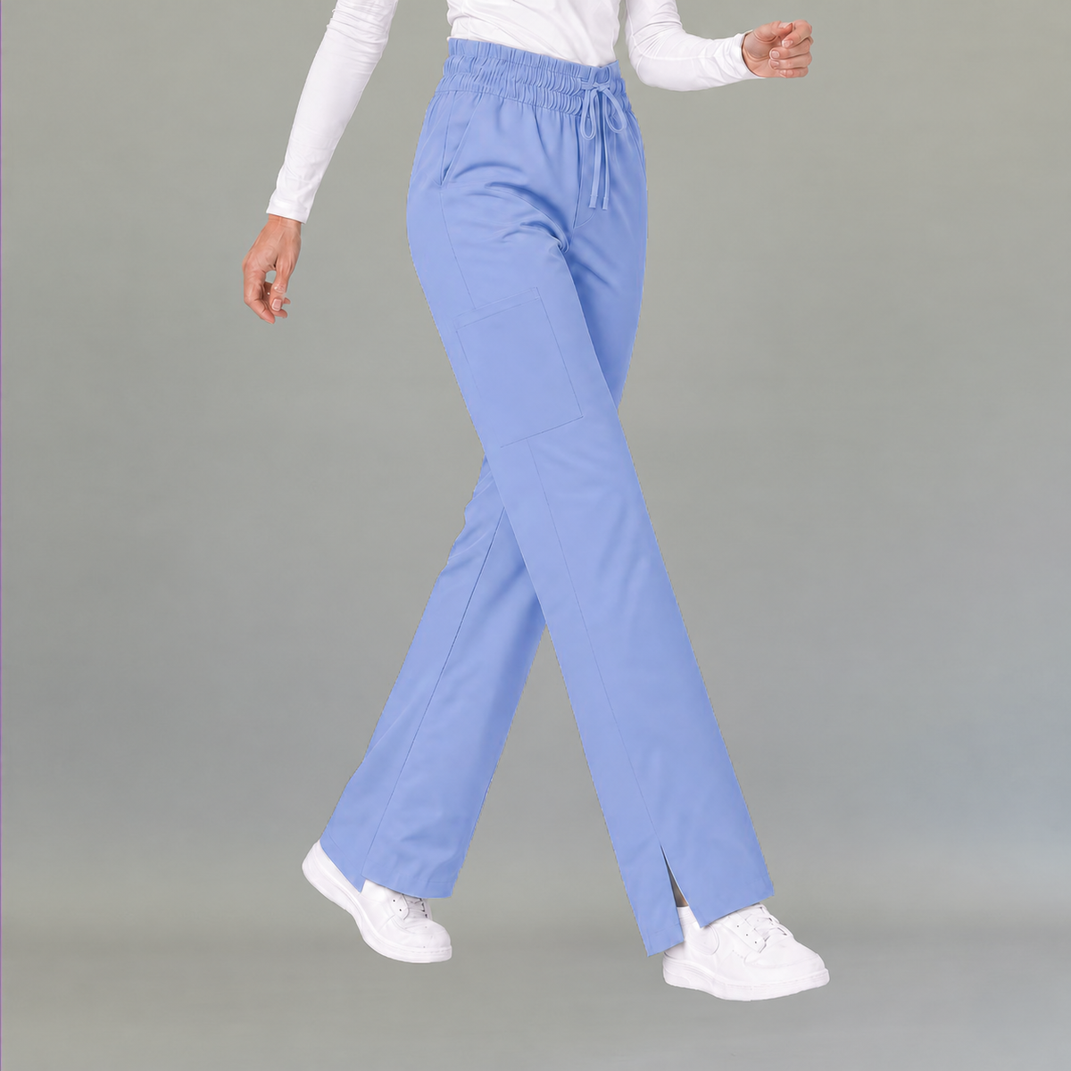 Vista en movimiento de pantalón quirúrgico 502 mujer azul plumbago relaxed.