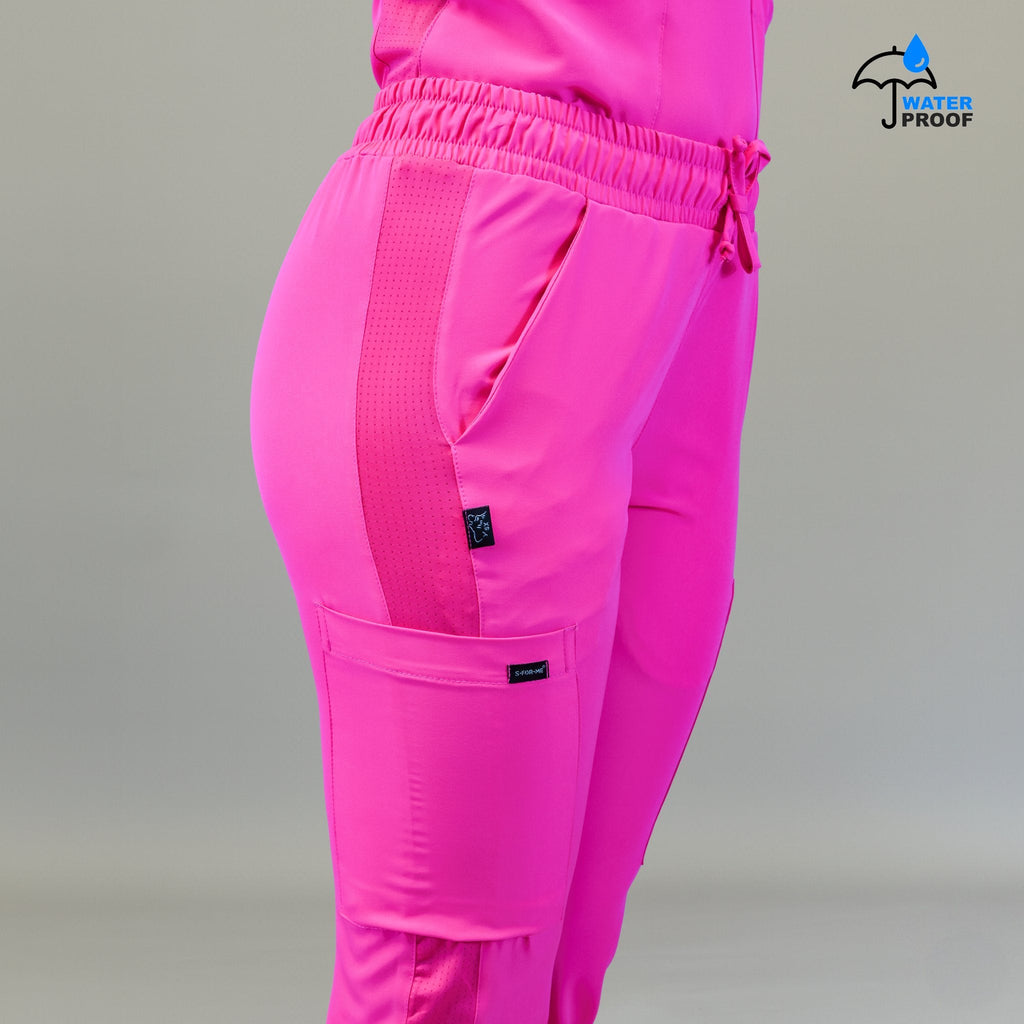 Acercamiento a la cintura elástica y bolsillos cargo del pantalón quirúrgico 530 rosa fiusha.