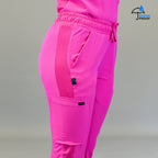 Acercamiento a la cintura elástica y bolsillos cargo del pantalón quirúrgico 530 rosa fiusha.