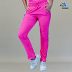 Pantalón quirúrgico mujer 530 rosa fiusha visto de frente con las manos de la modelo en los bolsillos.