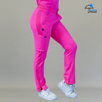 Vista lateral trasera del pantalón quirúrgico 530 rosa fiusha para mujer, mostrando el ajuste relajado.