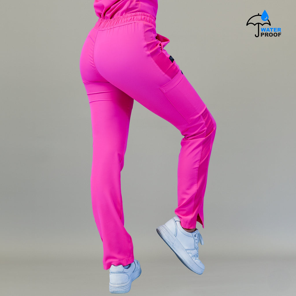 Vista posterior del pantalón quirúrgico relaxed rosa fiusha para mujer, mostrando el ajuste en la cadera.