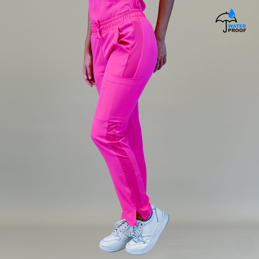Ángulo en tres cuartos del pantalón médico rosa fiusha modelo 530, luciendo su diseño cómodo y moderno.