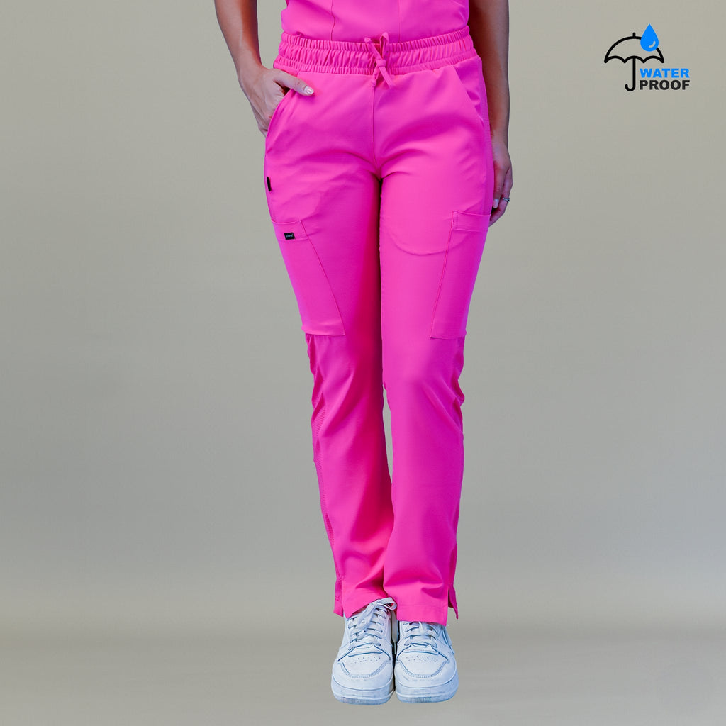 Vista frontal del pantalón quirúrgico mujer 530 rosa fiusha, destacando los bolsillos y caída de la prenda.