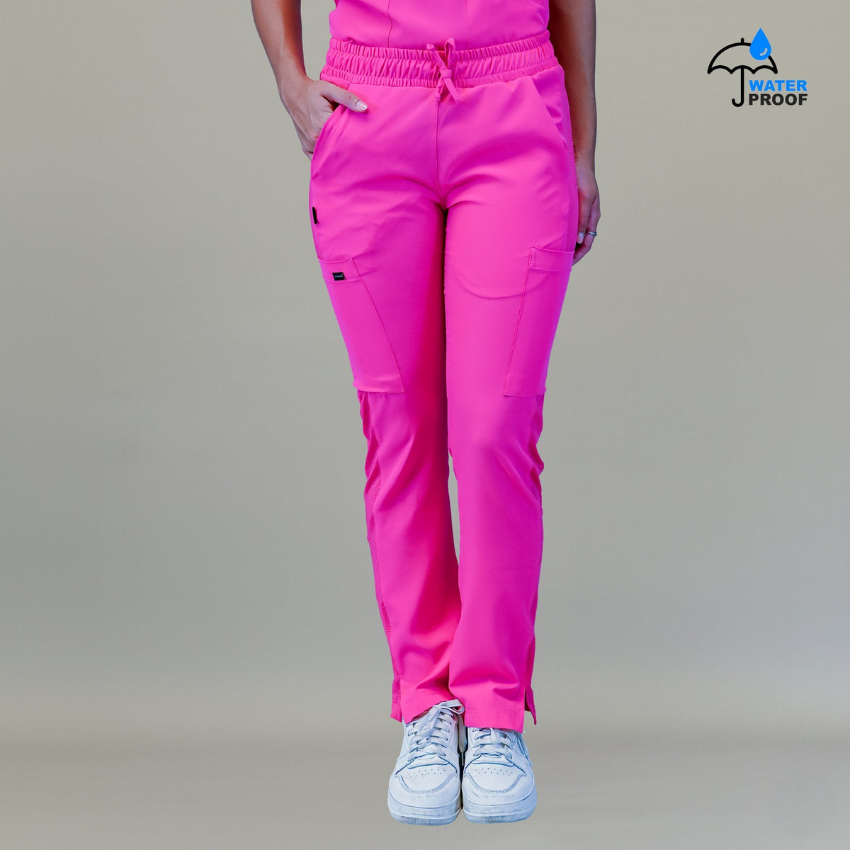 Vista frontal del pantalón quirúrgico mujer 530 rosa fiusha, destacando los bolsillos y caída de la prenda.