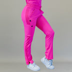 Vista lateral trasera del pantalón quirúrgico 530 rosa fiusha para mujer, mostrando el ajuste relajado.