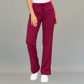 Vista frontal del pantalón 502 quirúrgico mujer color bugambilia.