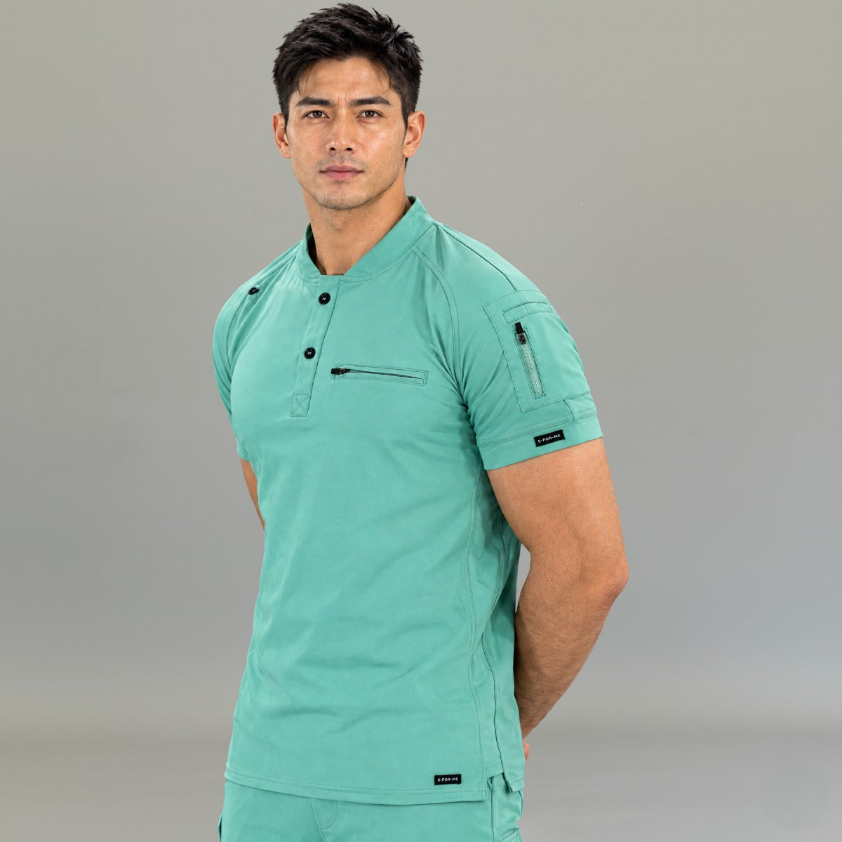 Men’s Brook Green scrub top made with super-stretch fabric