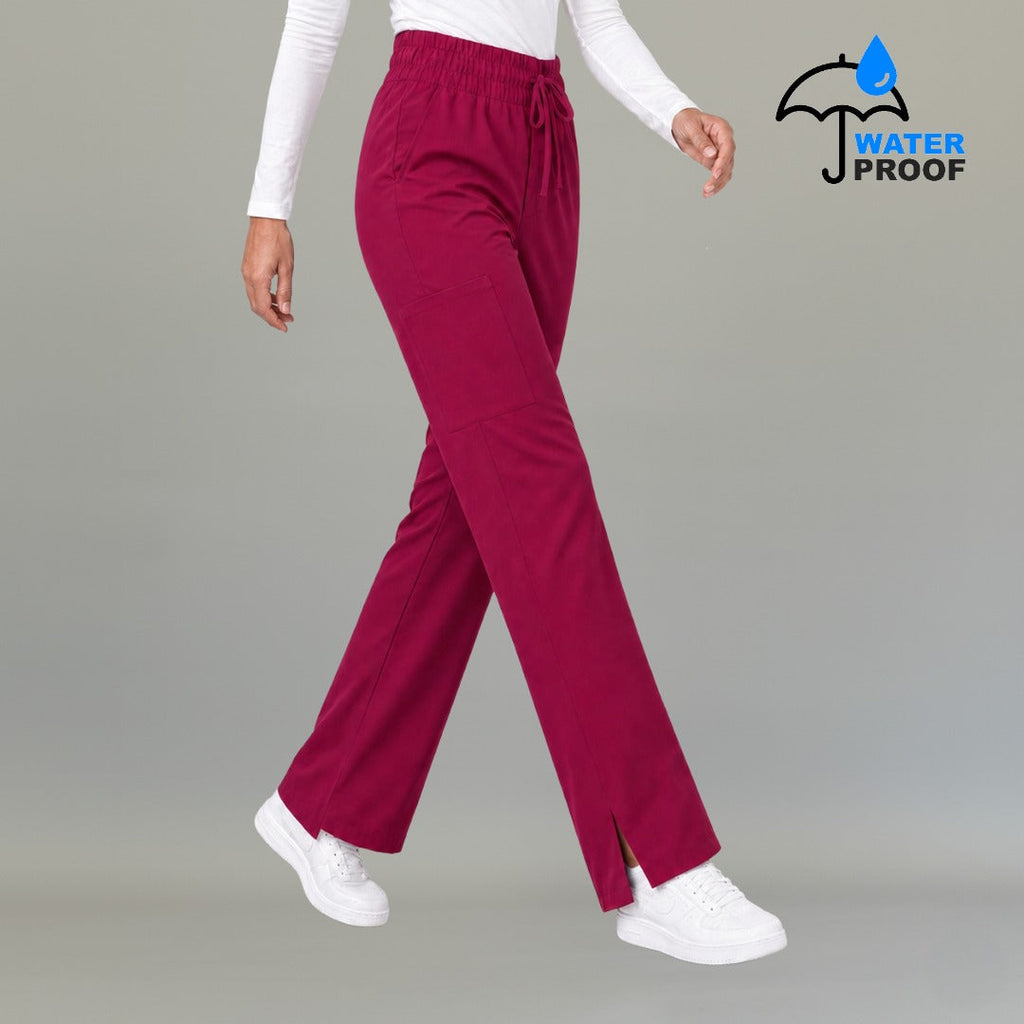 Vista en movimiento del pantalón 502 quirúrgico mujer color bugambilia.