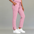 Vista lateral del pantalón médico palo de rosa claro 502 para mujer mostrando el ajuste en pierna.