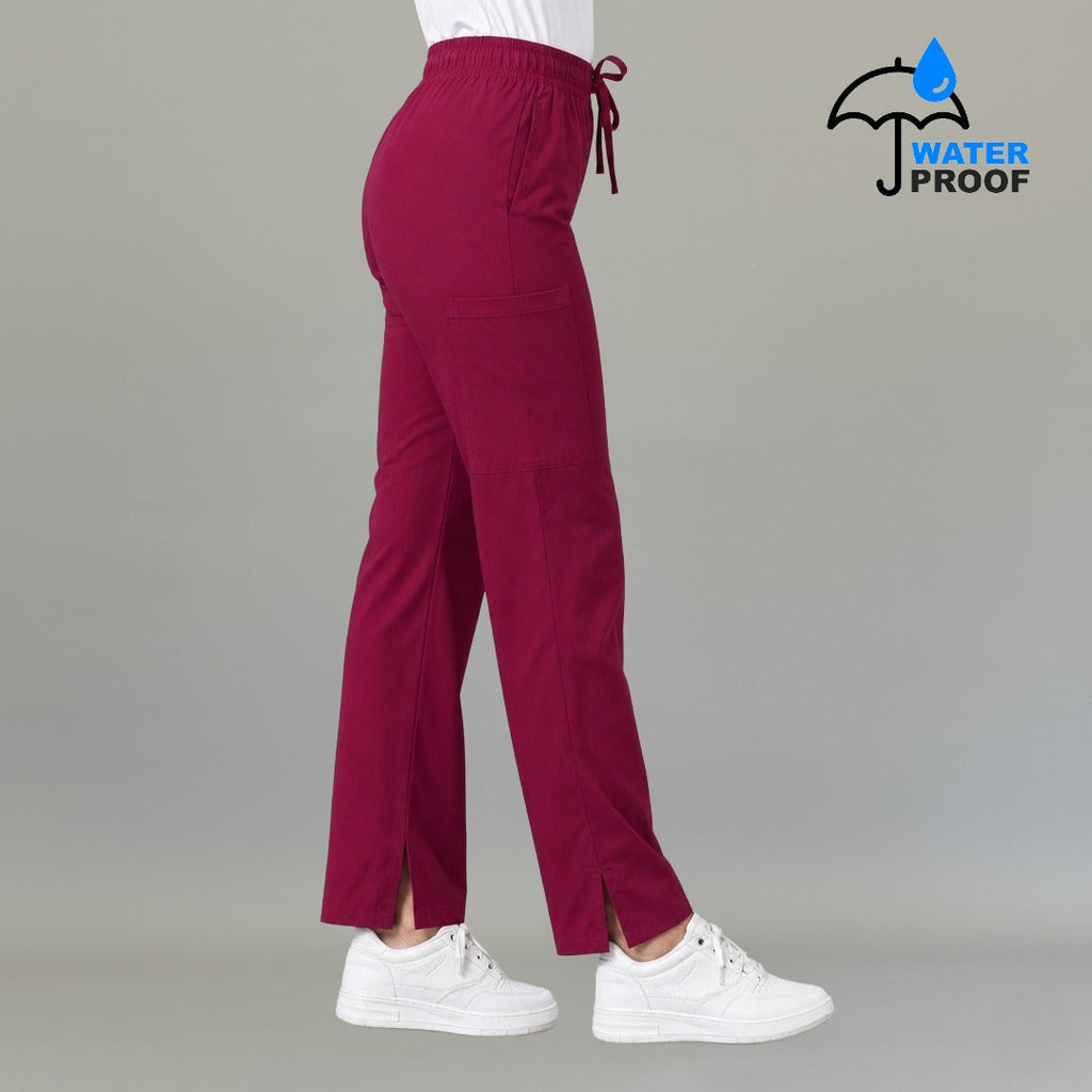 Vista lateral del pantalón 502 quirúrgico mujer color bugambilia.