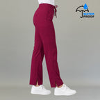 Vista lateral del pantalón 502 quirúrgico mujer color bugambilia.