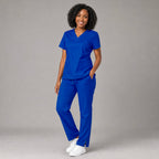 Filipina azul eléctrico 502 quirúrgica para mujer, vista de cuerpo entero.