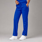 Vista frontal del pantalón quirúrgico 502 pierna amplia para mujer en azul eléctrico, mostrando ajuste relaxed.