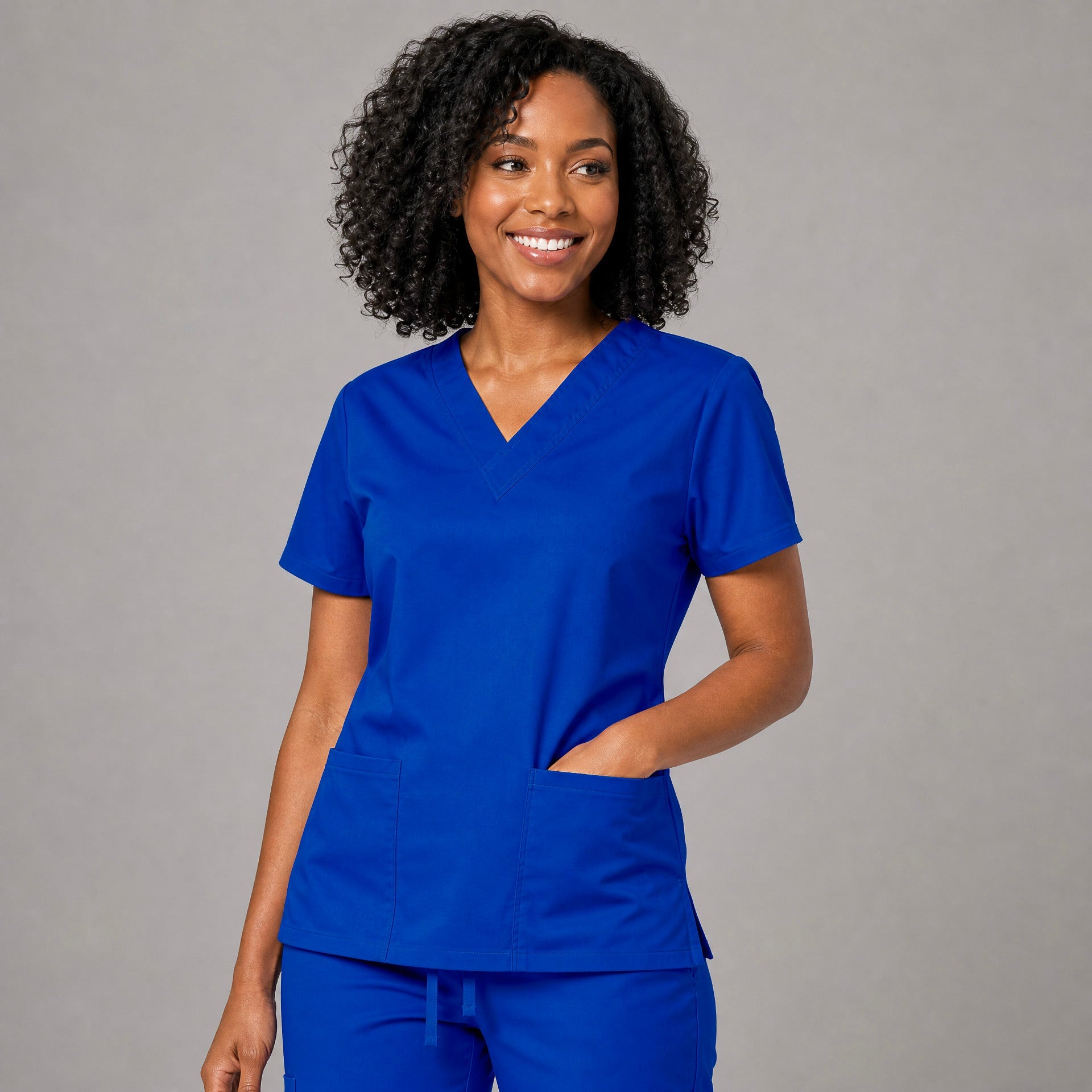 Filipina azul eléctrico 502 quirúrgica para mujer, vista frontal de medio cuerpo.